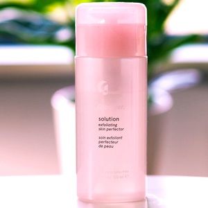 GLOSSIER Solution Exfoliating Skin Perfector